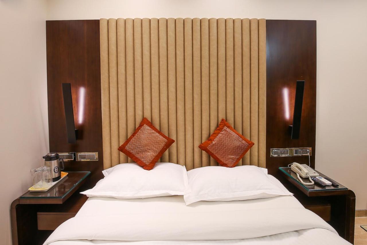 Hotel Royal Palace Jālgaon Zewnętrze zdjęcie